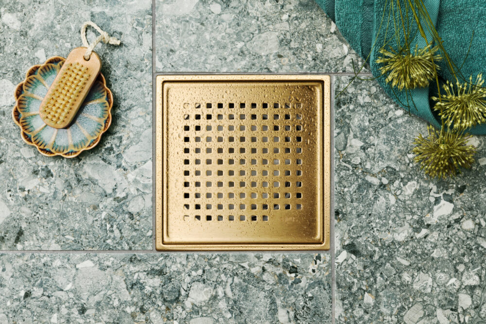 Purus Square slukrist til tradisjonelle gulvsluk, i PVD-belagt messing.