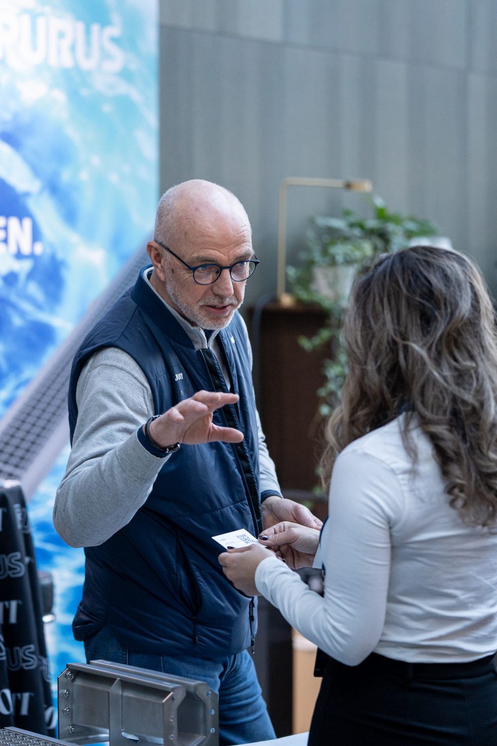 Morten Hagen, salgsansvarlig i Purus Prosjekt, i samtale med en besøkende på Fish Farmer 2026